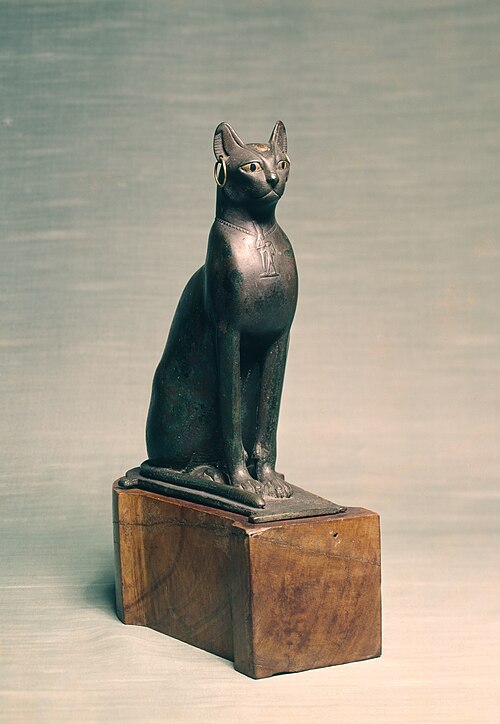 座る猫のバステト像（ワルターズ美術館蔵、古代エジプト後期）