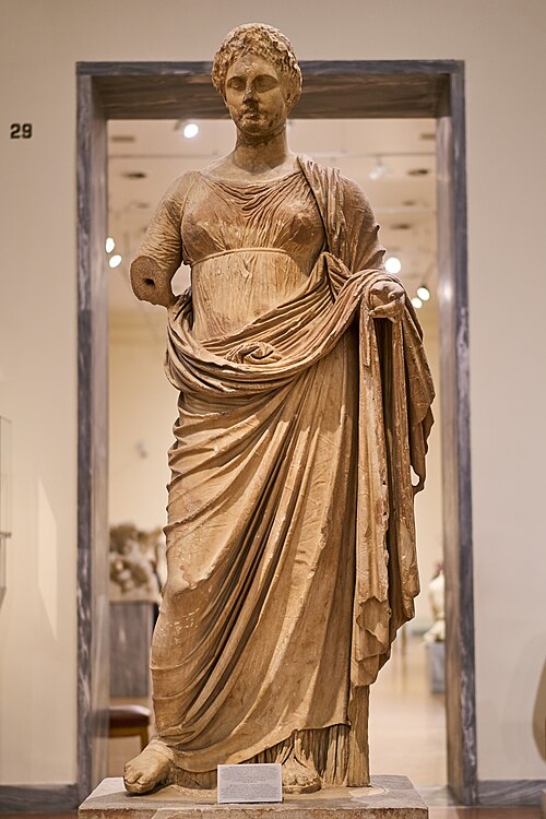 女神テミス像（アテネ国立考古学博物館、紀元前300年頃）