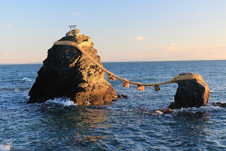 伊勢の夫婦岩（注連縄）