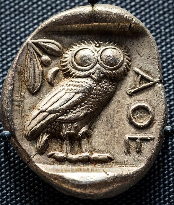 古代アテナイの銀貨とフクロウ（テトラドラクマ）